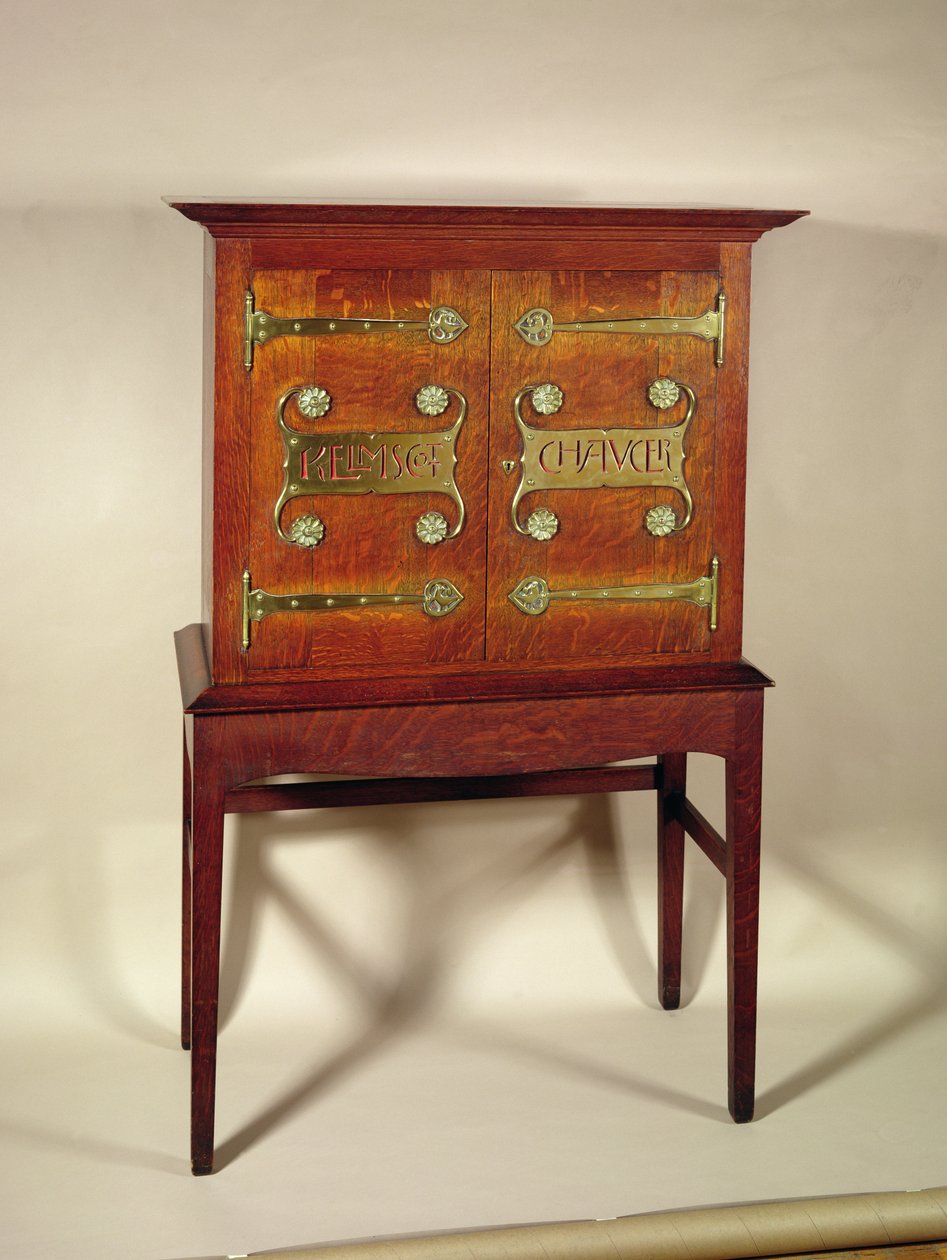Kelmscott Chaucer-skapet, designet av C.F.A.Voysey (1857-1941) og laget av F.Coote, 1899 (eik med messingbeslag) av Charles Francis Annesley Voysey