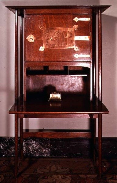 Skrivebord, ca. 1895 (eik) av Charles Francis Annesley Voysey