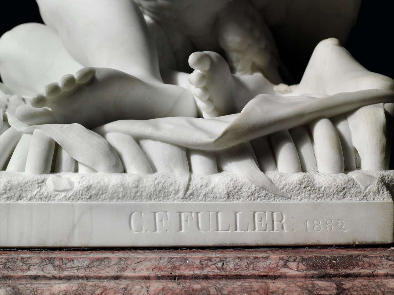 En Rhodopis-figur i naturlig størrelse på sokkel av Charles Francis Fuller