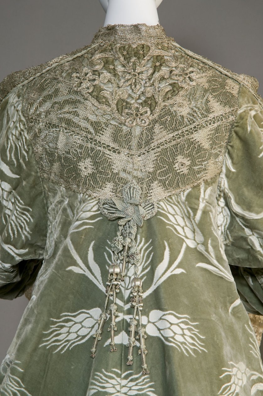 Bertha Palmers aftenfrakk, ca. 1902 (detalj bakside). Silkesateng med skåret fløyel i hvetemønster, metallisk trådblonde, silkemetallic dusker. Verdt, Paris. av Charles Frederick Worth