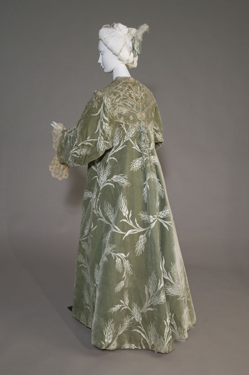 Bertha Palmers aftenfrakk, ca. 1902 (skrå utsikt bakover). Silkesateng med skåret fløyel i hvetemønster, metallisk trådblonde, silkemetallic dusker. Verdt, Paris. av Charles Frederick Worth