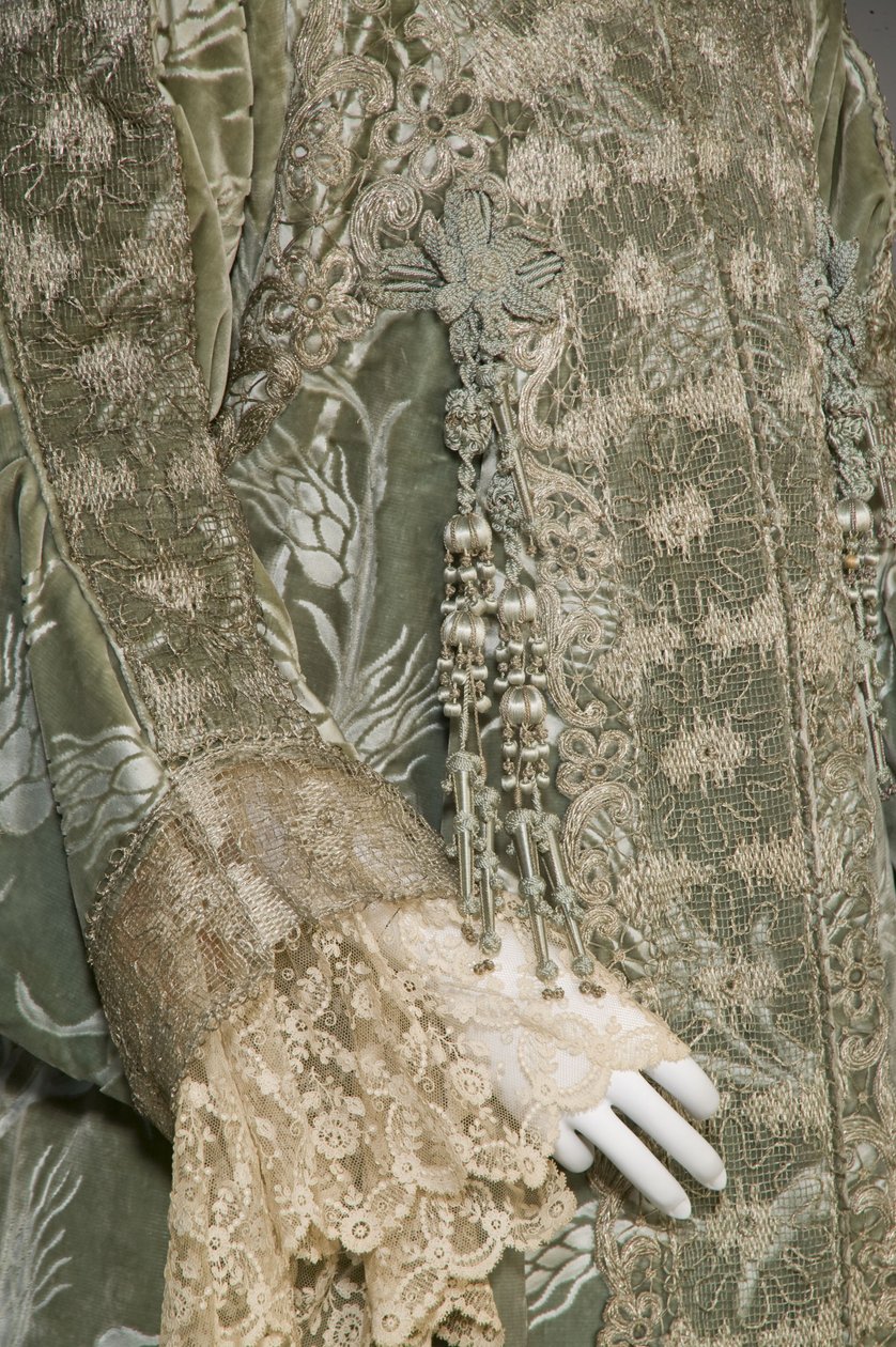 Bertha Palmers aftenfrakk, ca. 1902 (detaljvisning av ermet). Silkesateng med skåret fløyel i hvetemønster, metallisk trådblonde, silkemetallic dusker. Verdt, Paris. av Charles Frederick Worth
