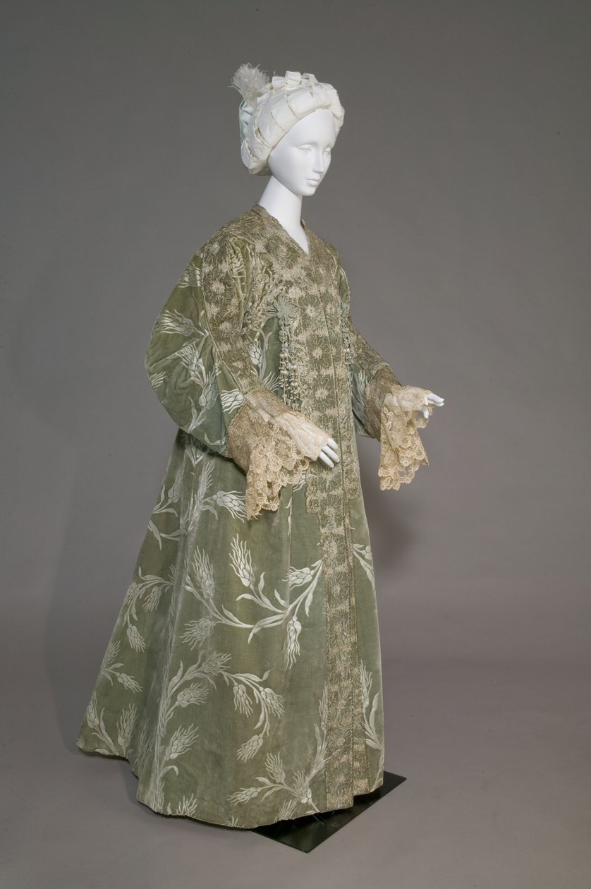 Bertha Palmers aftenfrakk, ca. 1902 (skrå utsikt foran). Silkesateng med skåret fløyel i hvetemønster, metallisk trådblonde, silkemetallic dusker. Verdt, Paris. av Charles Frederick Worth