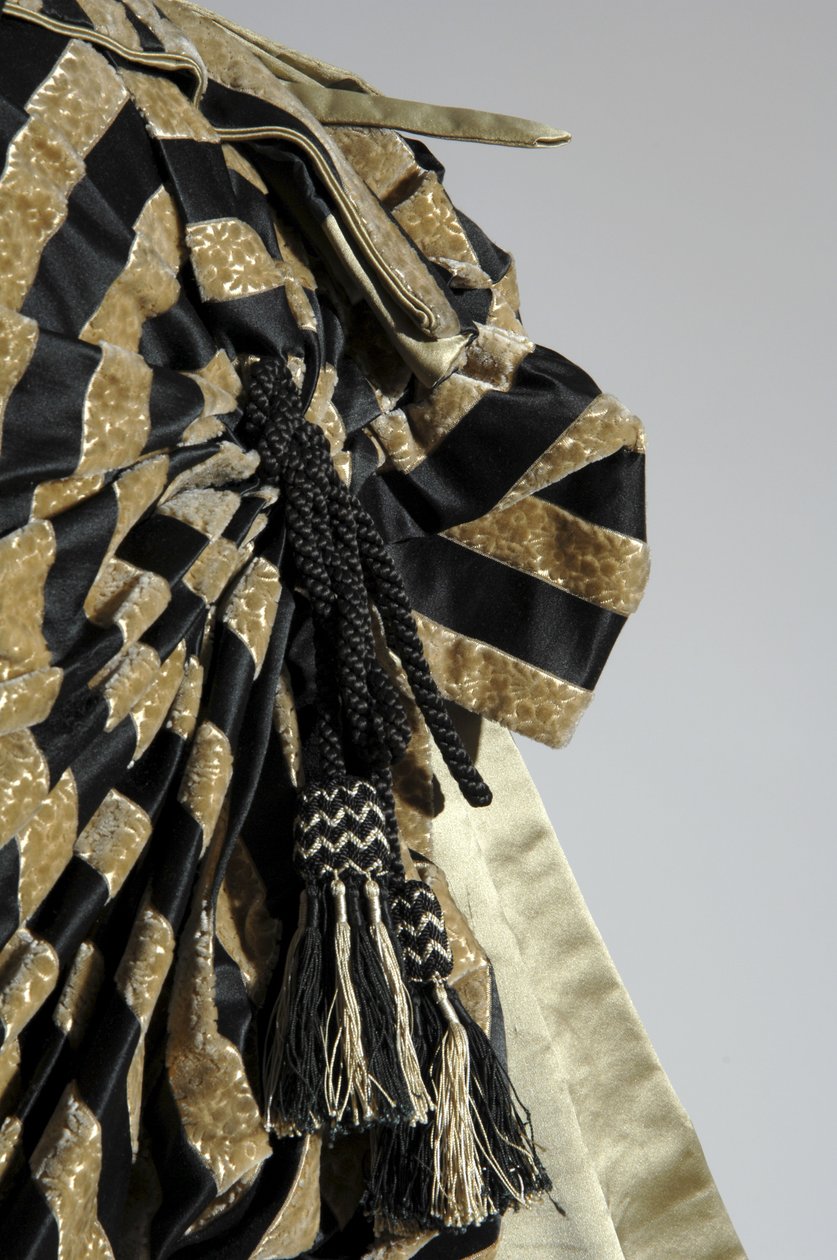 Aftenkjole, ca. 1884 (detaljvisning av mas). Silkesateng og kuttet fløyel, blonder, silketråddusker og frynser. Charles Frederick Worth, Frankrike. av Charles Frederick Worth