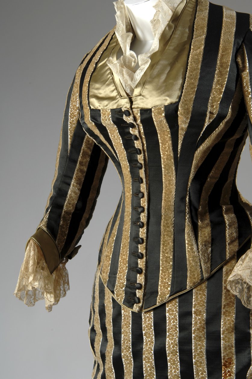 Aftenkjole, ca. 1884 (delvis sideskrå). Silke sateng og kuttet fløyel, blonder, silketråd dusker og frynser. Charles Frederick Worth, Frankrike. av Charles Frederick Worth