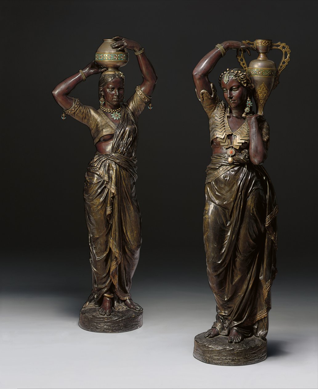 To bronsefakler i form av indiske kvinner som bærer vaser, 1862 -1865 av Charles Henri Joseph Cordier