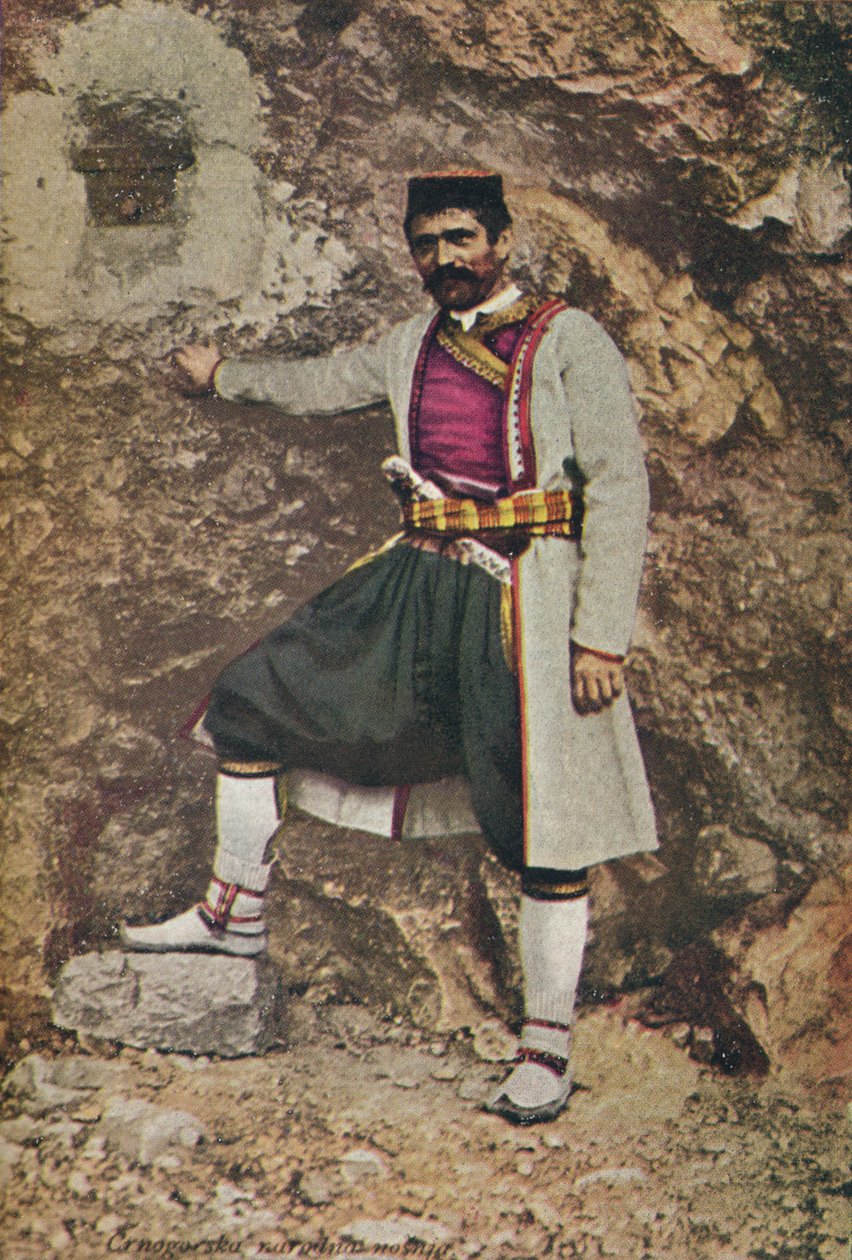 En montenegrinsk i feriedrakt, c1913 av Charles J. S. Makin