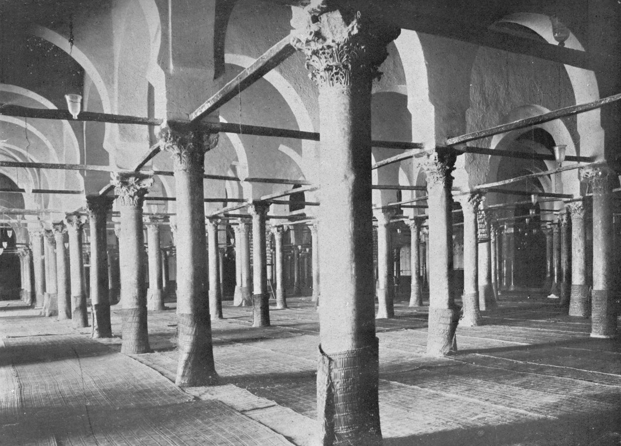 Kairouan. Interiøret i Grande Mosque, c1913 av Charles J. S. Makin