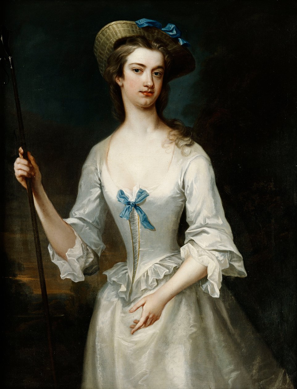 Portrett av en dame, muligens hertuginnen av Ancaster, tre fjerdedels lengde, som en gjeterinne, i en hvit satengkjole og panser, i et landskap, av Charles Jervas