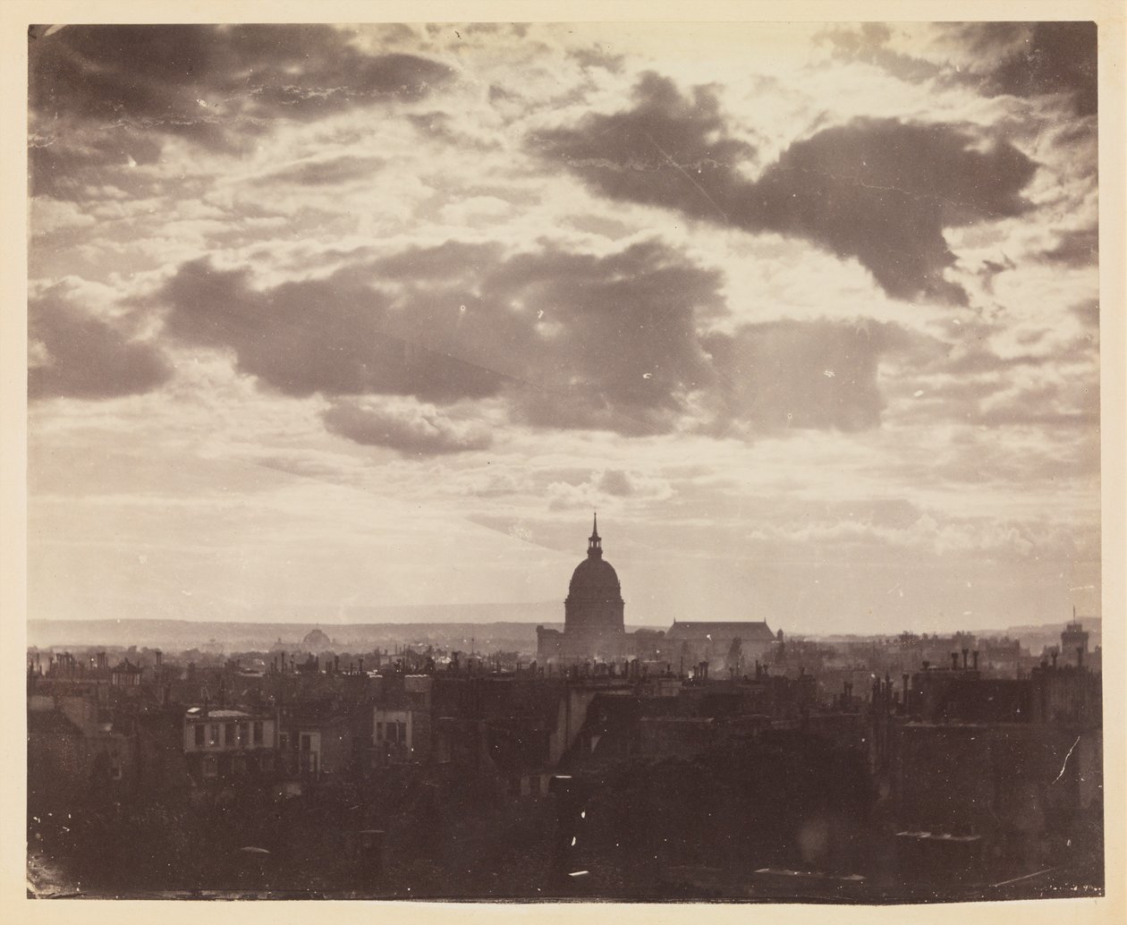 Skyetyd over Paris av Charles Marville