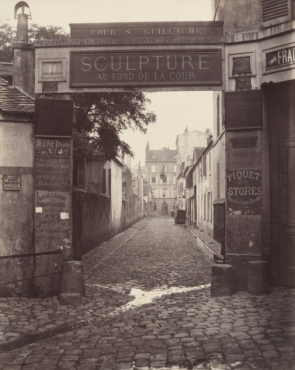 Cour Saint-Guillaume, ca. 1865. av Charles Marville