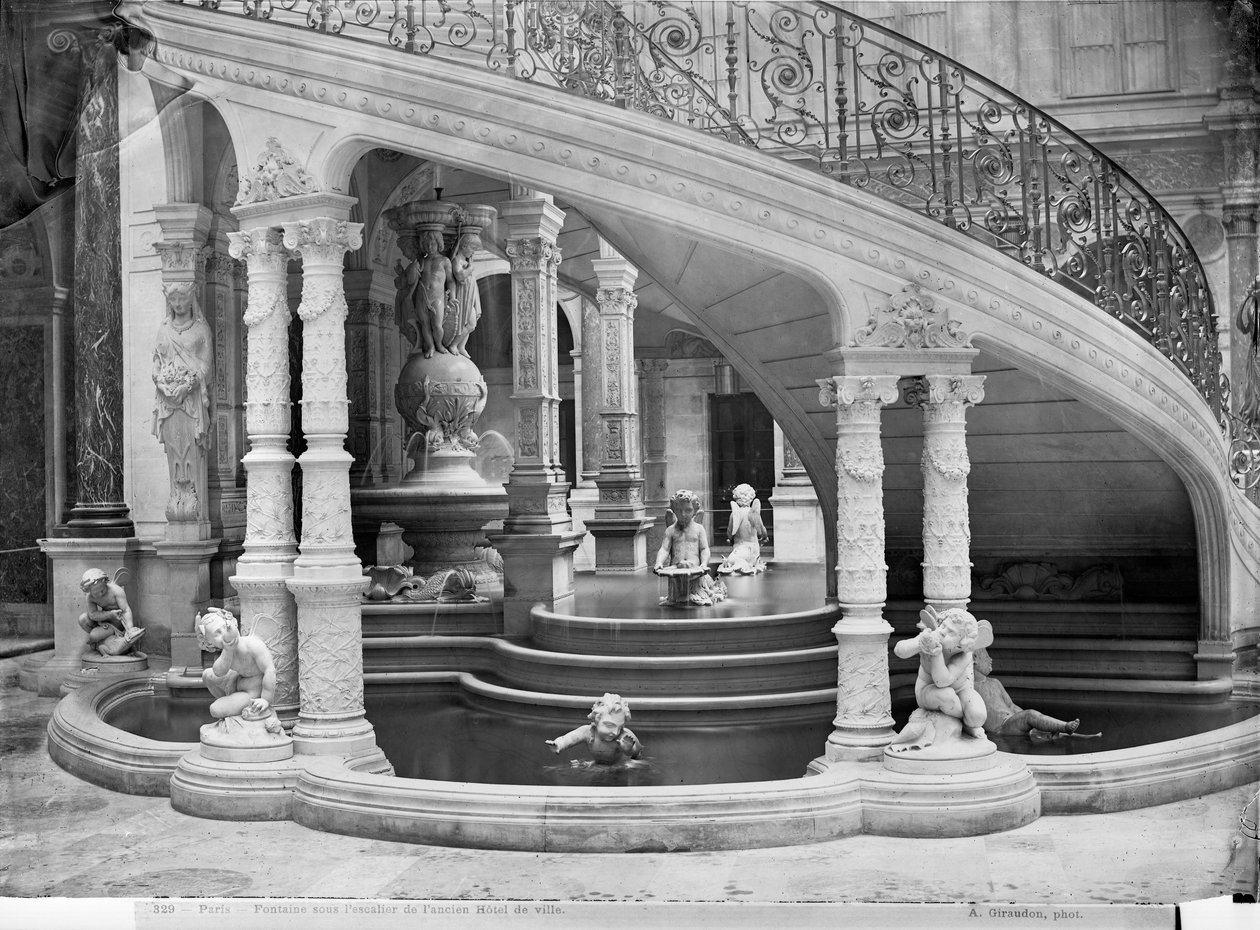 Fontene under trappene til Hotel de Ville før brannen i 1871 av Charles Marville