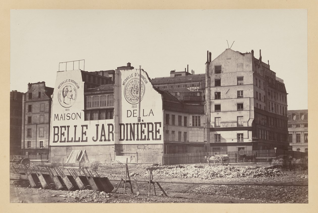 La Belle Jardinière: butikken i rue de la Cité under rivingen, Paris av Charles Marville