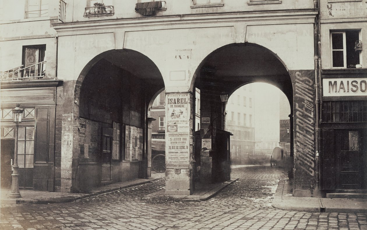 Les Deux-Portes. Utsikt fra Rue des Innocents mot Rue de la Ferronnerie. av Charles Marville