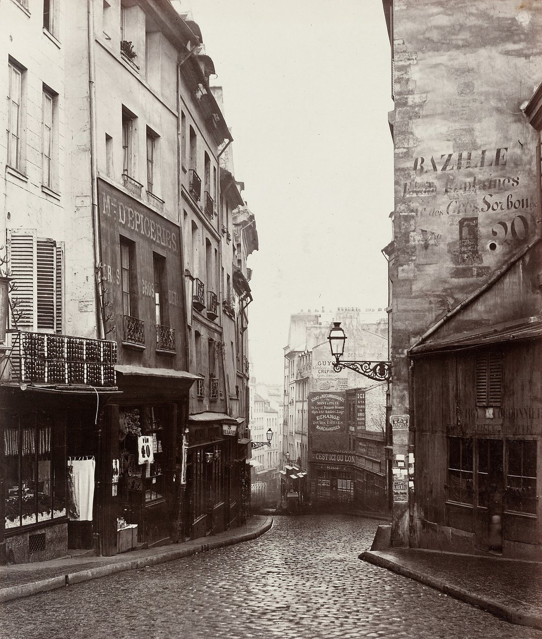 Rue de la Montagne-Sainte-Geneviève nær krysset mellom Rue LaPlace..., 186569. av Charles Marville