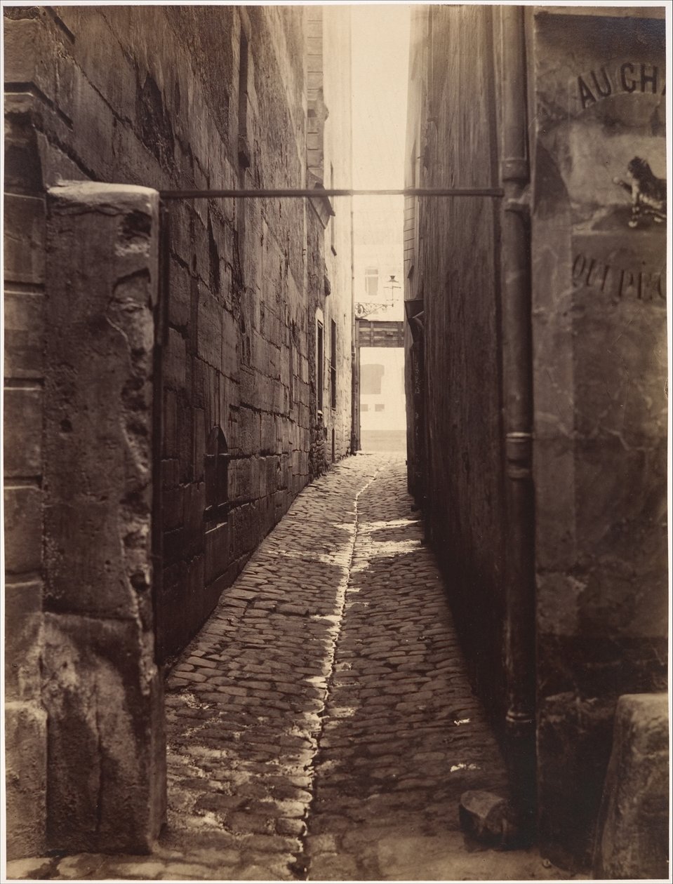 Rue du Chat-qui-Pêche (fra Rue de la Huchette) av Charles Marville