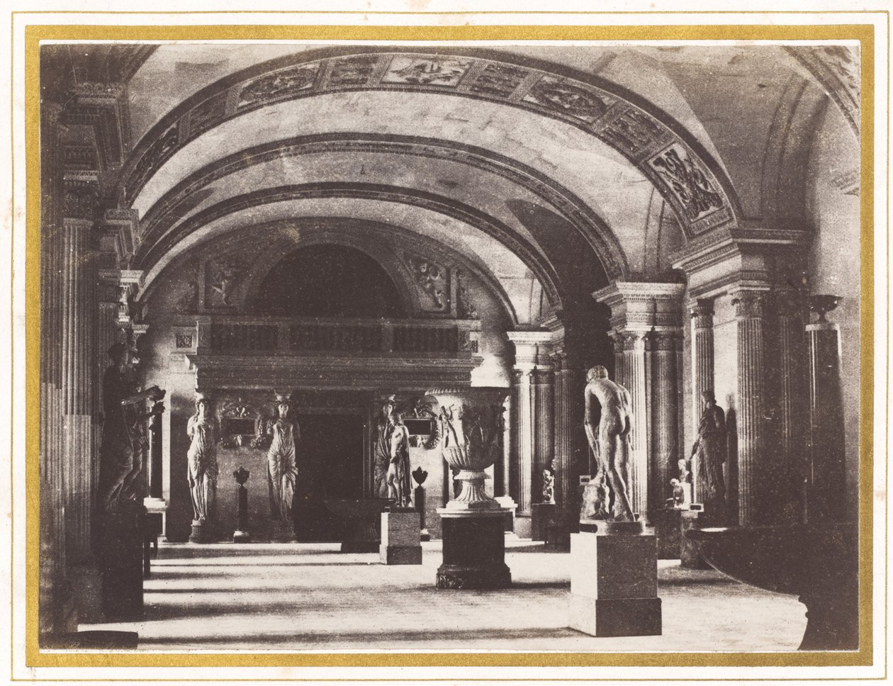 Karyatidenes rom, ved Louvre-museet, ca. 1851. av Charles Marville