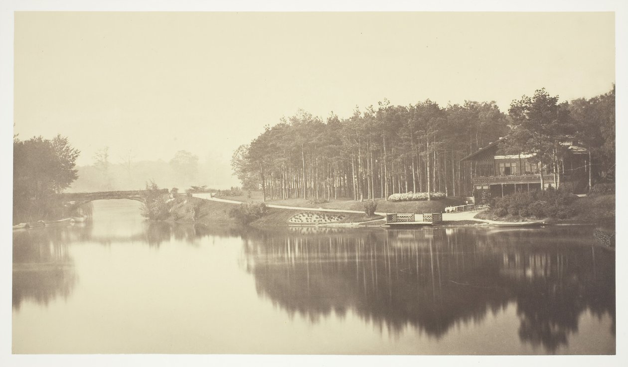 Uten tittel, c. 1850. [Bro og hytte i Bois de Boulogne, en park i Paris]. av Charles Marville