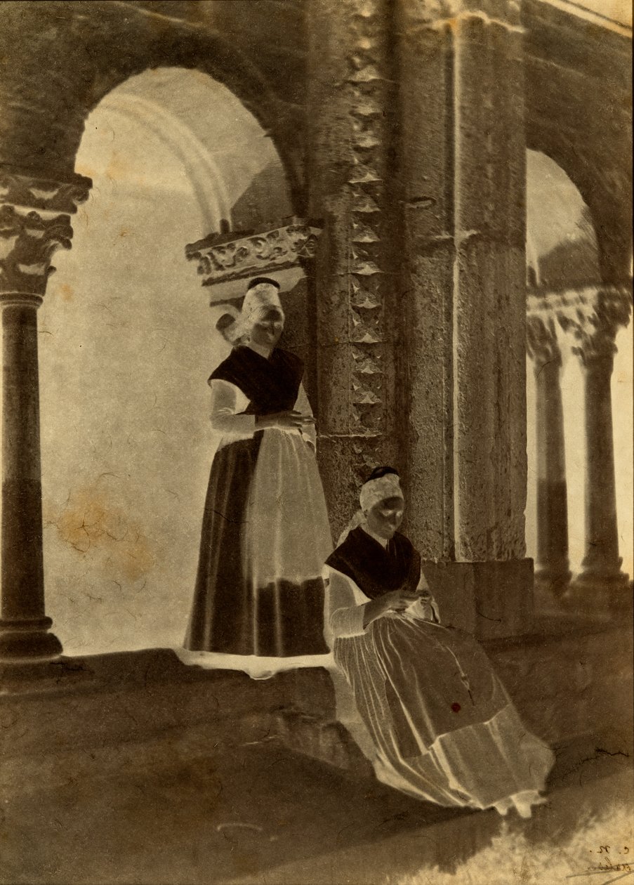 Arlésiennes i klostergangen i Saint-Trophime «Arles» av Charles Nègre