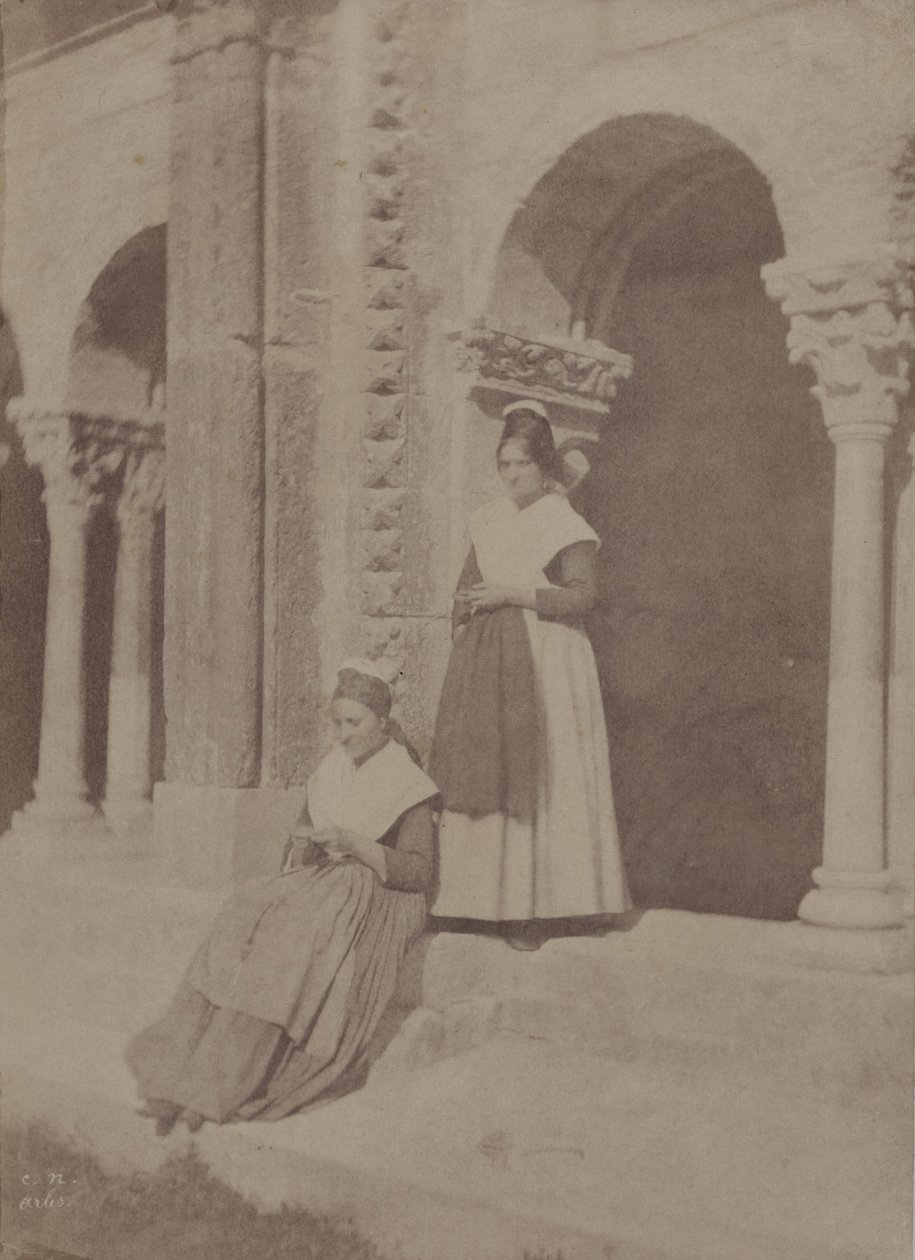 Arlésiennes i klostergangen ved Saint-Trophime «Arles» av Charles Nègre