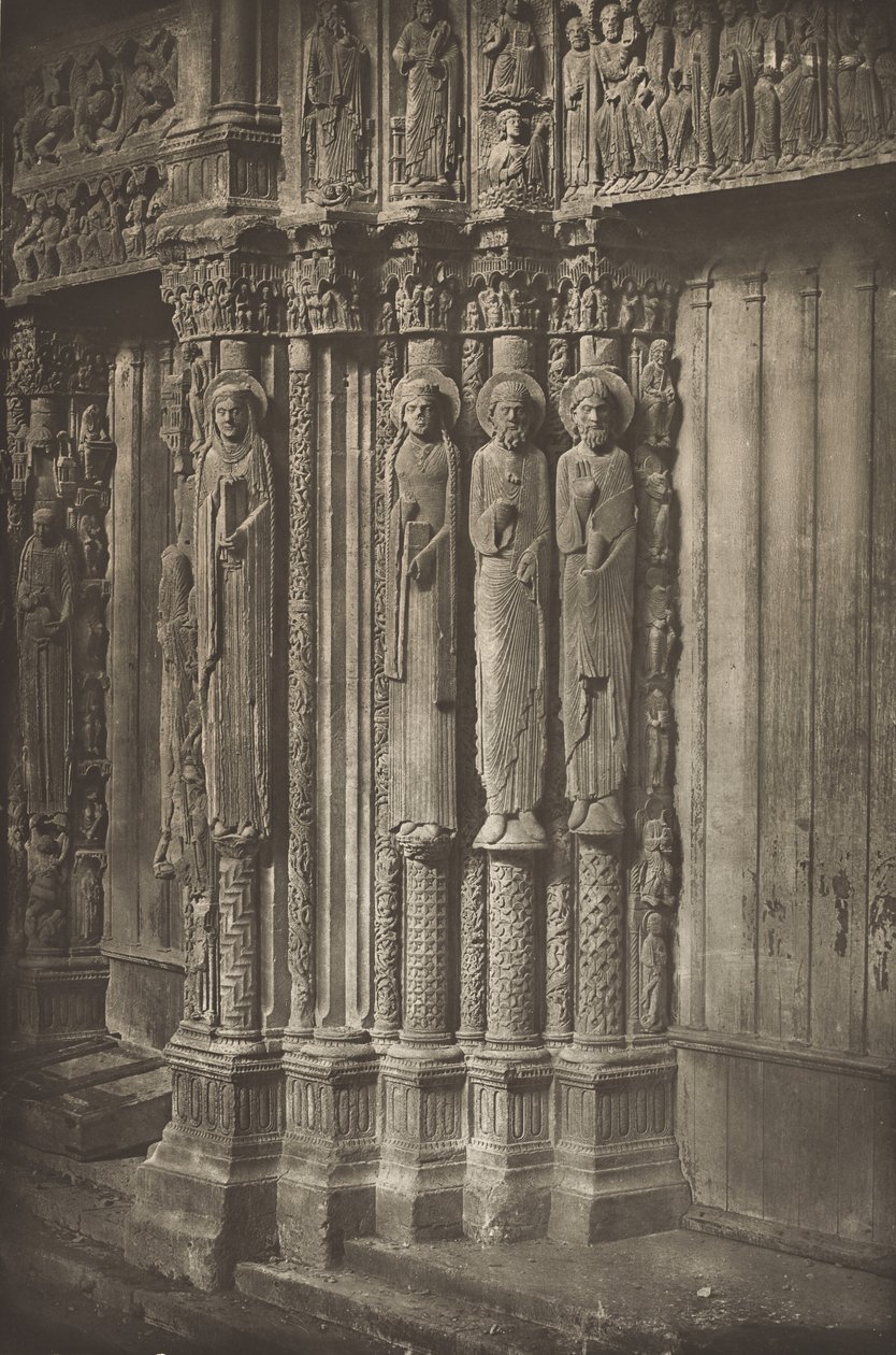 Chartres-katedralen. Høyre dør i den kongelige portalen, vestsiden, 12. århundre av Charles Nègre