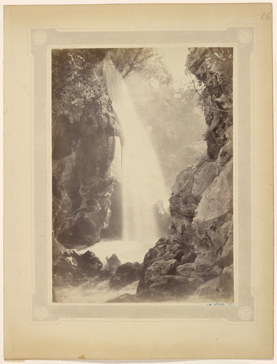 Foss og klipper, Sør-Frankrike av Charles Nègre