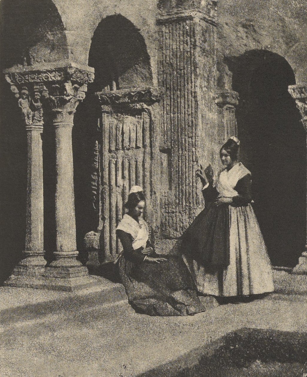 Kvinner fra Arles i klostergården ved Saint-Trophime av Charles Nègre