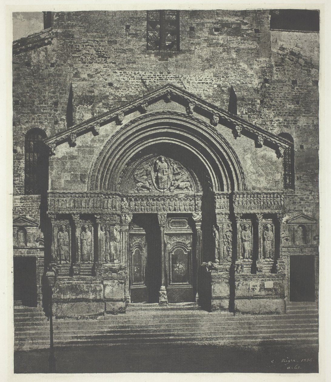Arles: The West Porch of Saint-Trophime, 21. oktober 1854, trykt 1982. av Charles Nègre