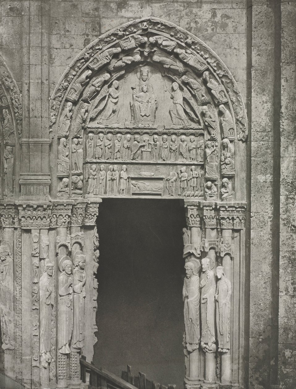 Chartres katedral: Høyre dør til den kongelige portal med Vår Frue av Chartres, 1857. av Charles Nègre