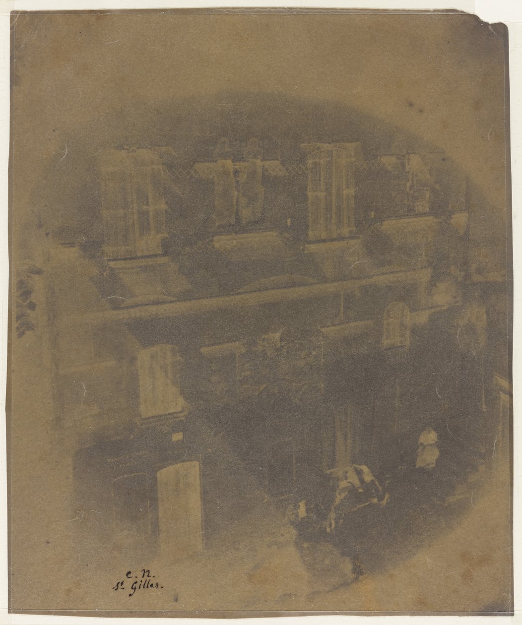 Nedre del av fasaden til et romersk-aktig hus i Saint-Gilles du Gard, 1852 (kalotype (vokset papirnegativ)) av Charles Nègre