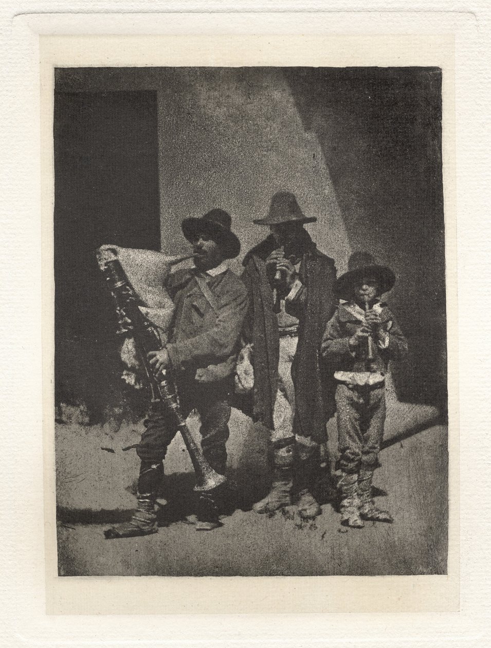 Plate III – Group of Three Pifferari Standing, i Court of 21 Quai Bourbon (Plate III – Group of Three Pifferari Standing, in Court of 21 Quai Bourbon) av Charles Nègre, André Jammes