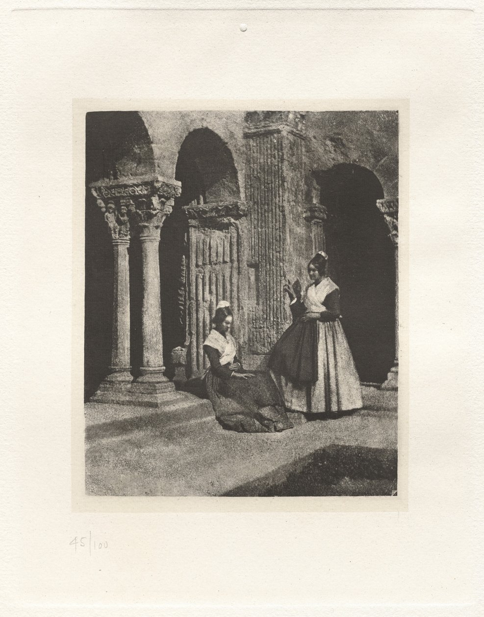 Plate II - To Arlesiennes i Cloister of Saint-Trophime of Arles (Tlate II - Two Arlesiennes in the Cloister of Saint-Trophime of Arles) av Charles Nègre, André Jammes