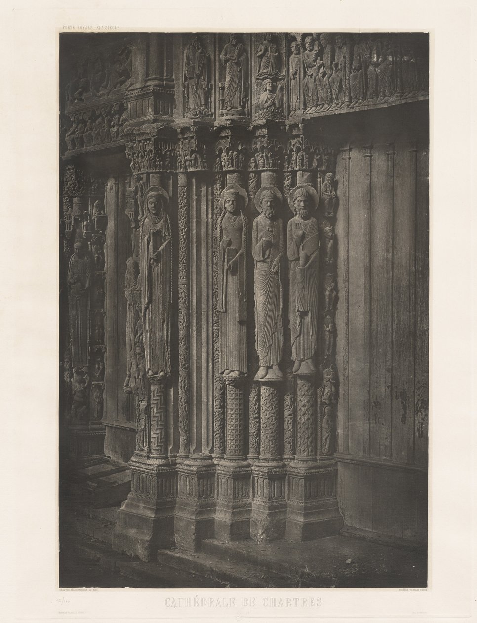 Plate XIII – Chartres Cathedral, Statue-søyler i den sentrale døren til Royal Entrance (Tavle XIII – Chartres Cathedral, Statue-søyler i den sentrale døren til Royal Entrance) av Charles Nègre, André Jammes