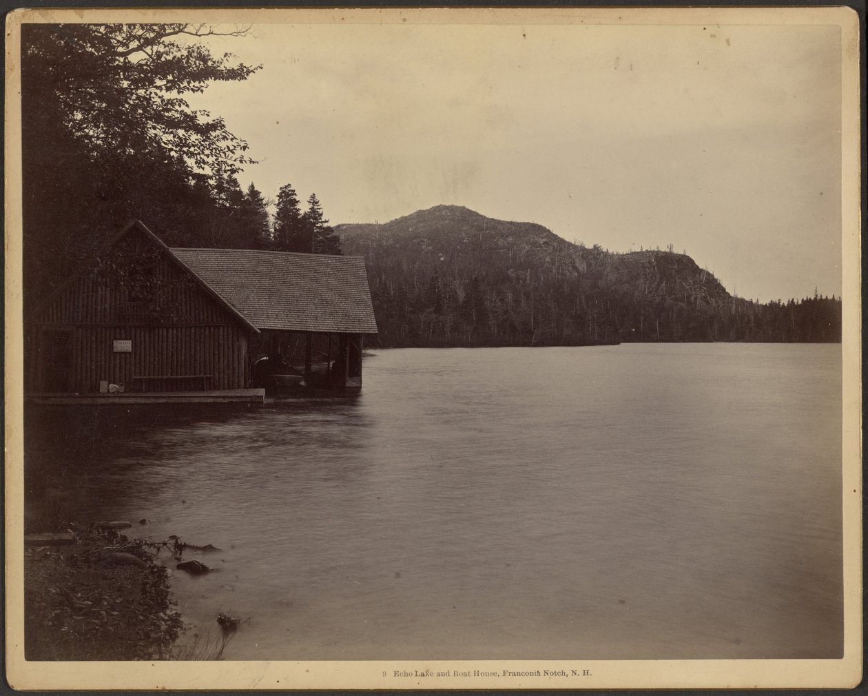 Echo Lake og båthus, Franconia Notch, New Hampshire av Charles P. Hibbard