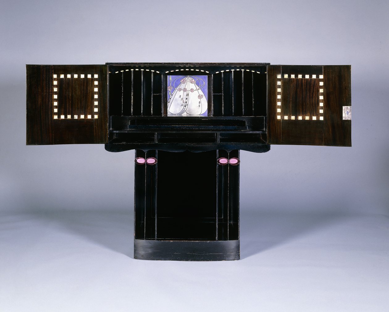 Et skriveskap designet for Walter W. Blackie Esq., Hill House, Edinburgh av Charles Rennie Mackintosh