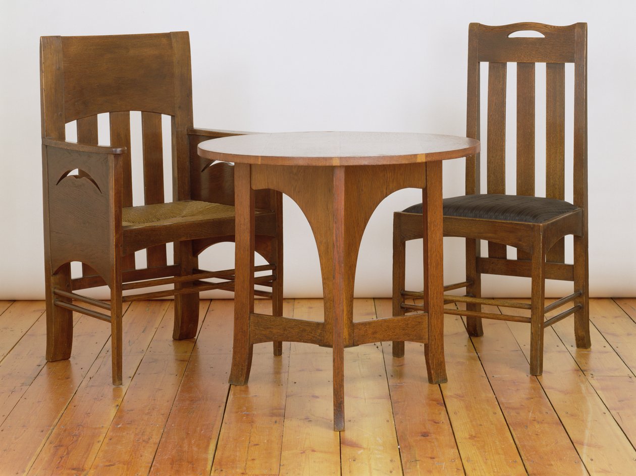 En lenestol, laget for Luncheon Room, og spisestuestol, 1897, fra Miss Cranstons Argyle Street Tea Rooms, Glasgow, og et og annet bord laget for Billiards Room på Miss Cranstons Buchanan St. av Charles Rennie Mackintosh