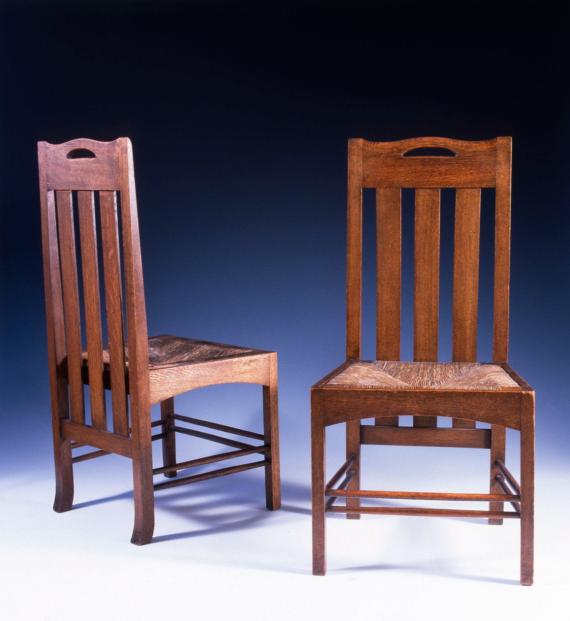 En spisestuestol i eik designet av Charles Rennie Mackintosh for Argyle Street Tearooms, ca. 1898-99 av Charles Rennie Mackintosh