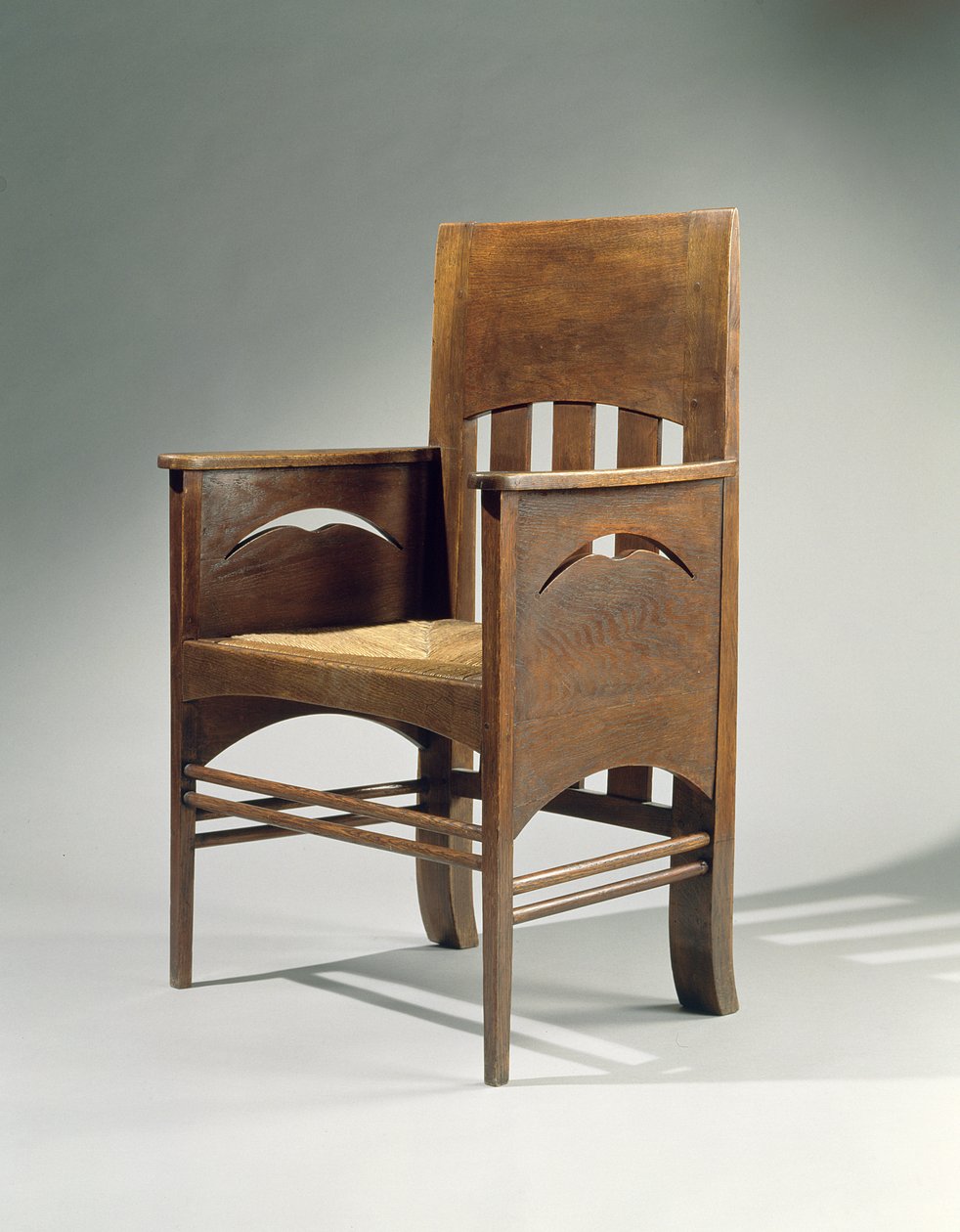 Lenestol, designet i 1897 (eik med rushsete) av Charles Rennie Mackintosh