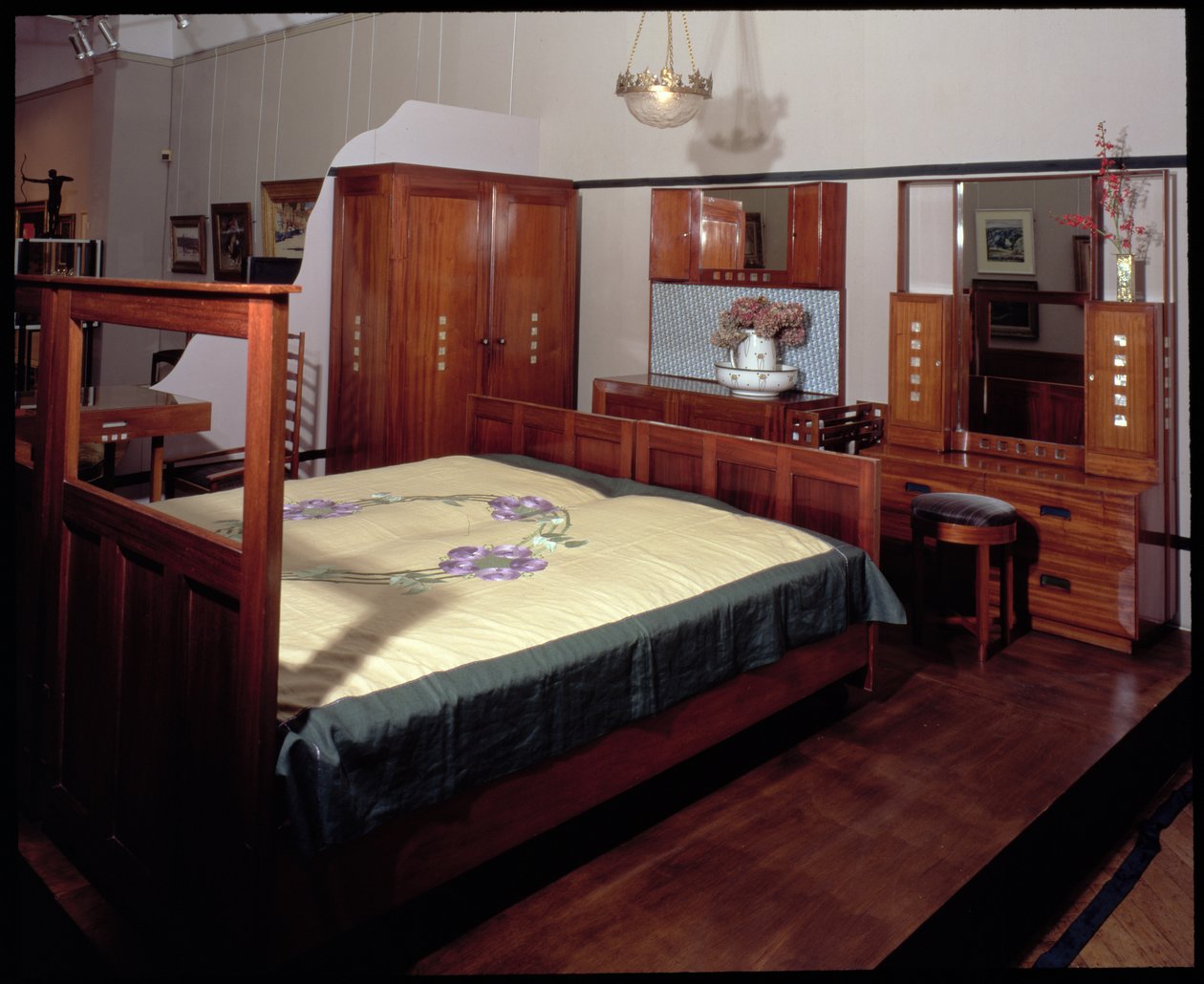 Soveromssuite for gjesterommet på 78 Derngate, Northampton, produsert av W. J. Bassett-Lowke, 1917 (mahognitre) av Charles Rennie Mackintosh