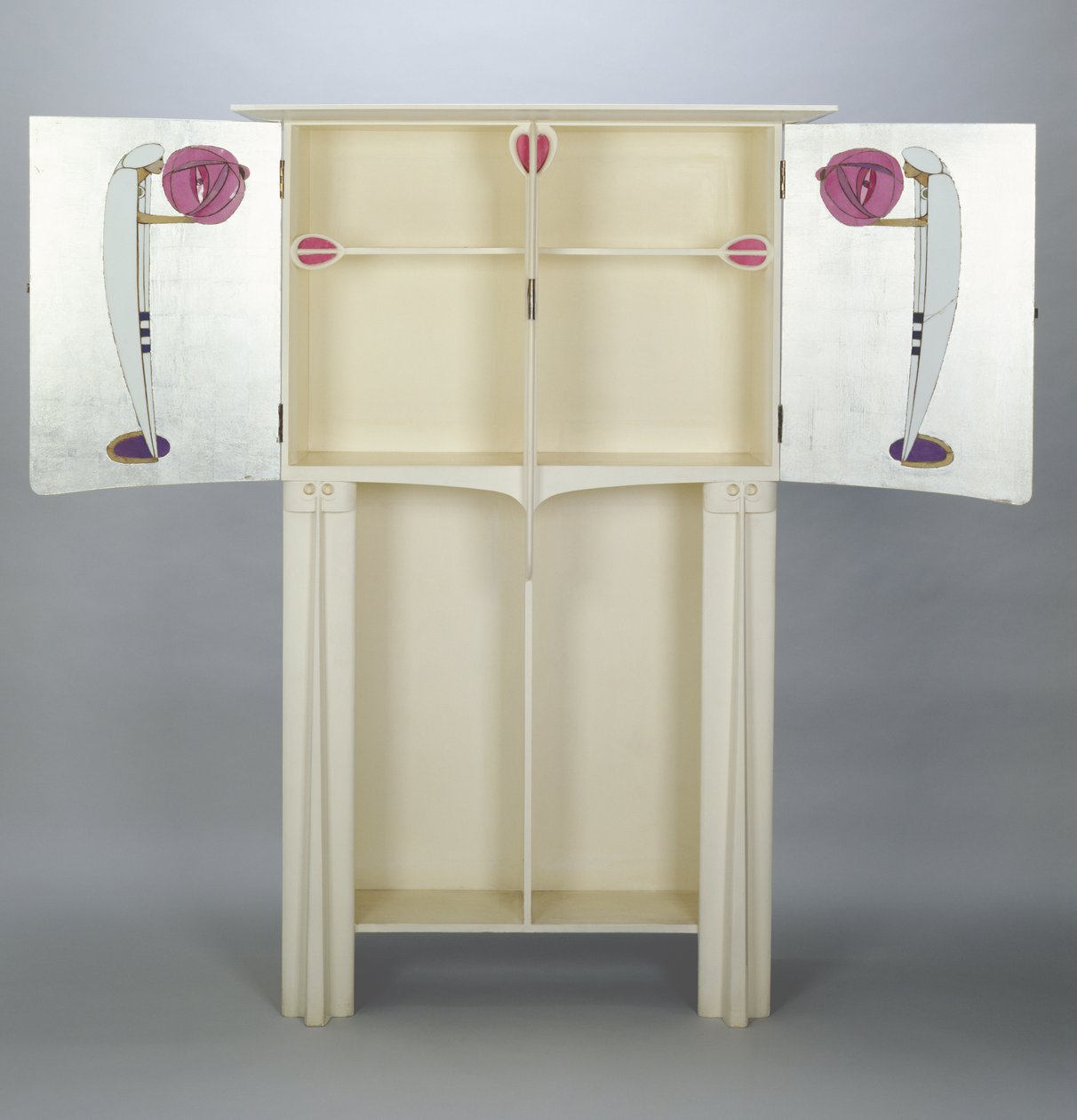 Skap, laget for 14 Kingsborough Gardens, Glasgow, 1902 (malt eik) 88;to figurer på sidedørene i arabisk kappe og turban som holder lanterner; av Charles Rennie Mackintosh