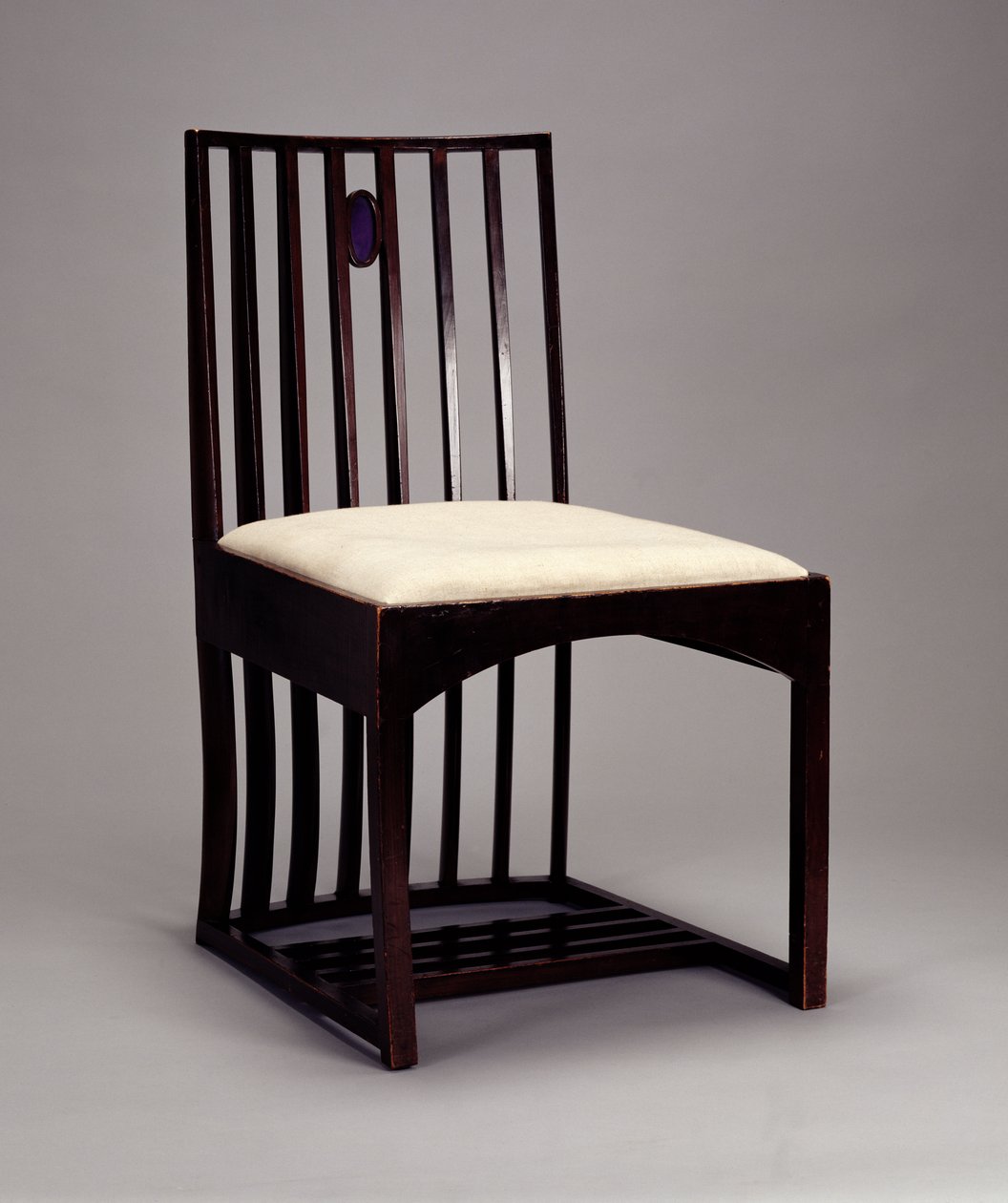 Stol i salongen, HousHill, Glasgow, 1904 (tre beiset mørkt, innlagt med farget glass) av Charles Rennie Mackintosh