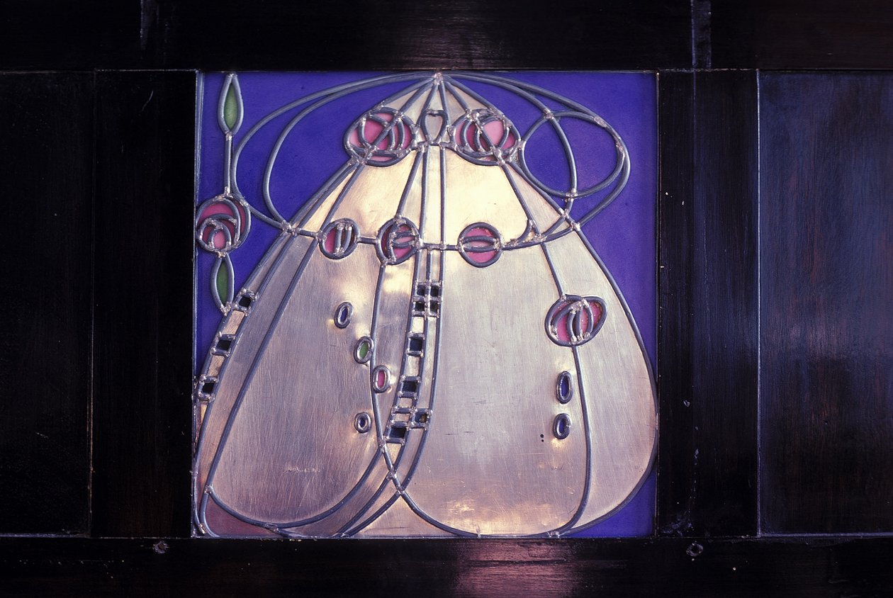 Møbler designet for nr. 120 Mains Street, Glasgow, svart skap med innlagt plakett, 1904 (tre, metall, emalje) av Charles Rennie Mackintosh