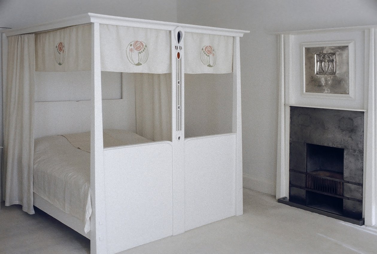 Møbler designet for nr. 120 Mains Street, Glasgow, himmelseng, ca. 1900 (malt tre og emalje) av Charles Rennie Mackintosh