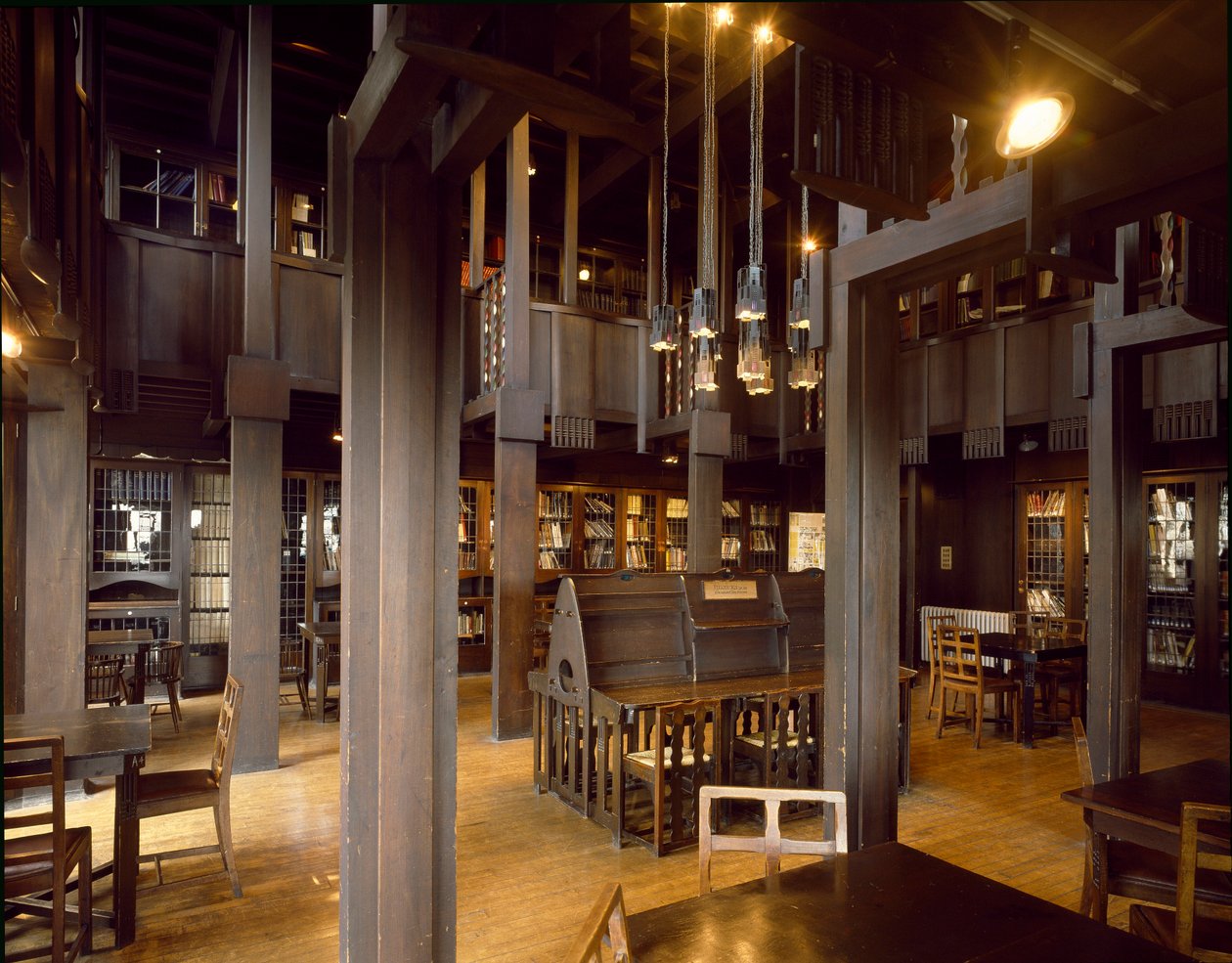 Innvendig utsikt over lesesalen til School of Fine Arts designet av arkitekten Charles Rennie Mackintosh (1868-1928) av Charles Rennie Mackintosh