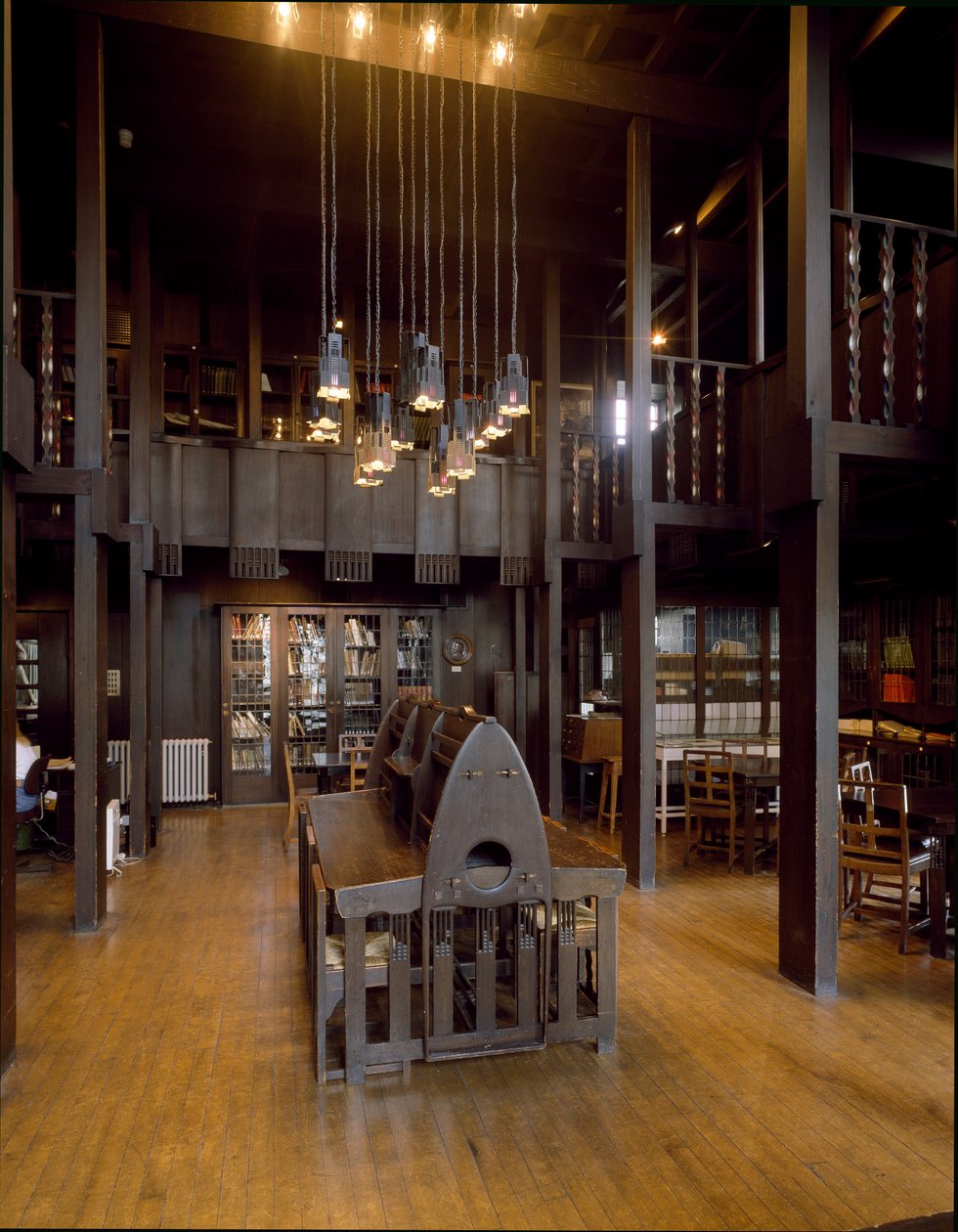 Innvendig utsikt over lesesalen til School of Fine Arts designet av arkitekten Charles Rennie Mackintosh (1868-1928) av Charles Rennie Mackintosh