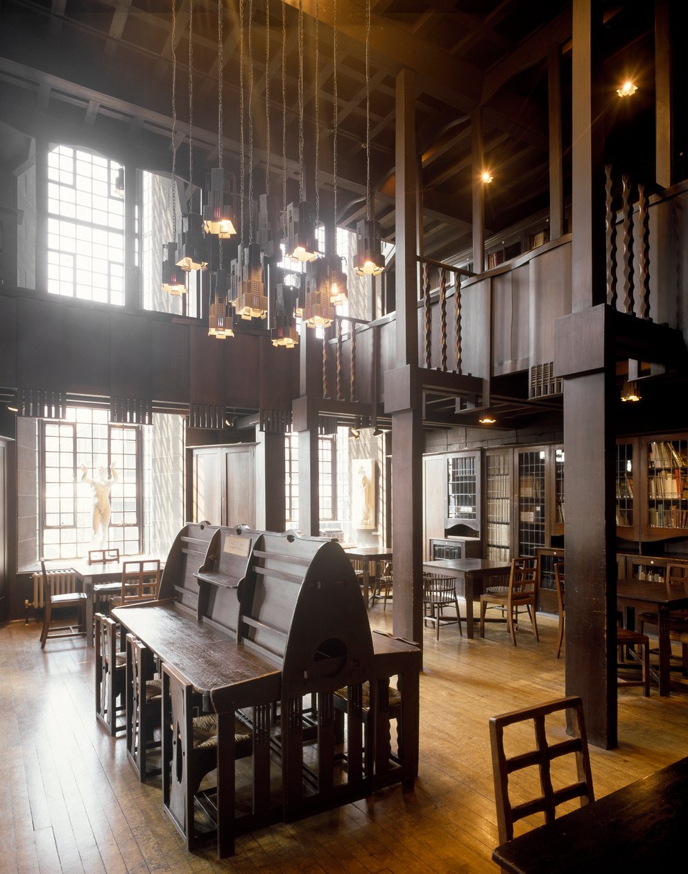 Innvendig utsikt over lesesalen til School of Fine Arts designet av arkitekten Charles Rennie Mackintosh (1868-1928) av Charles Rennie Mackintosh