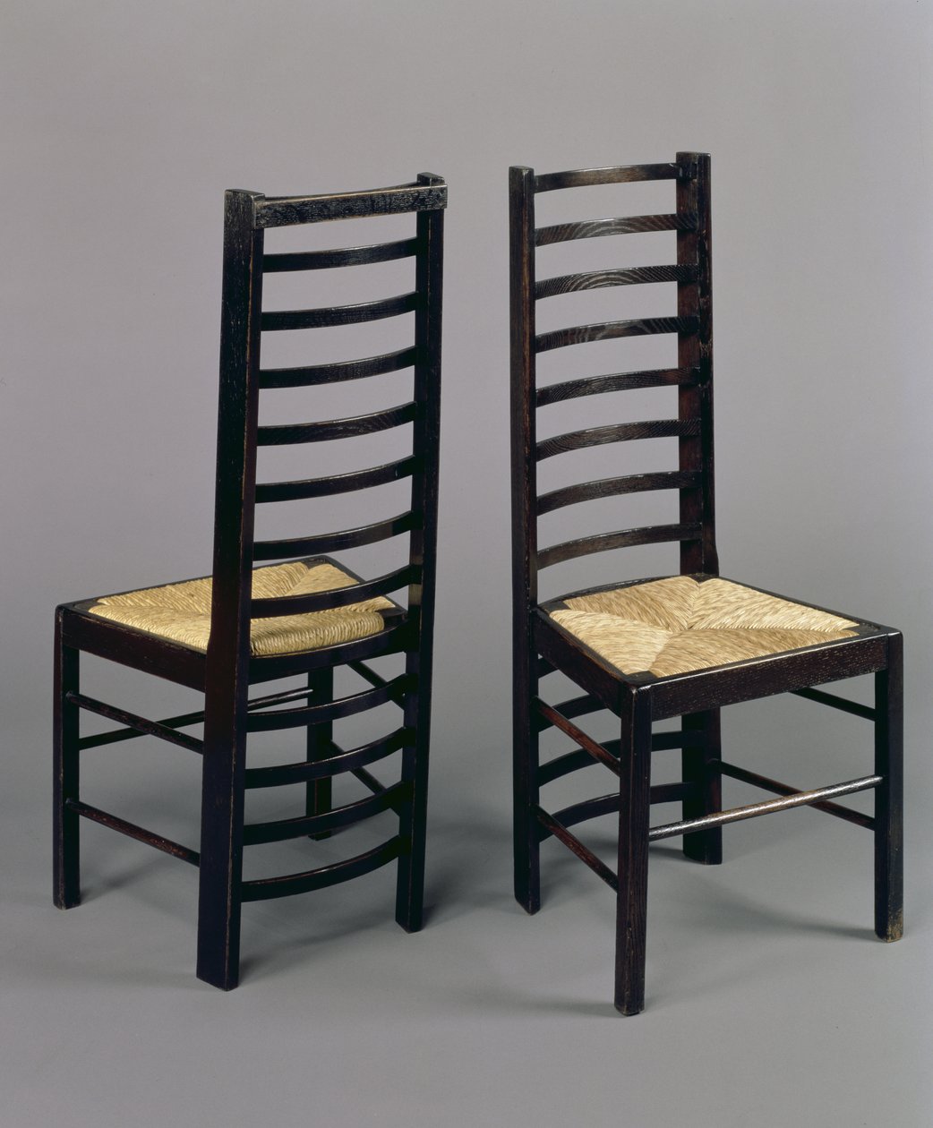 Stigestoler, ca. 1903 (beiset eik) av Charles Rennie Mackintosh
