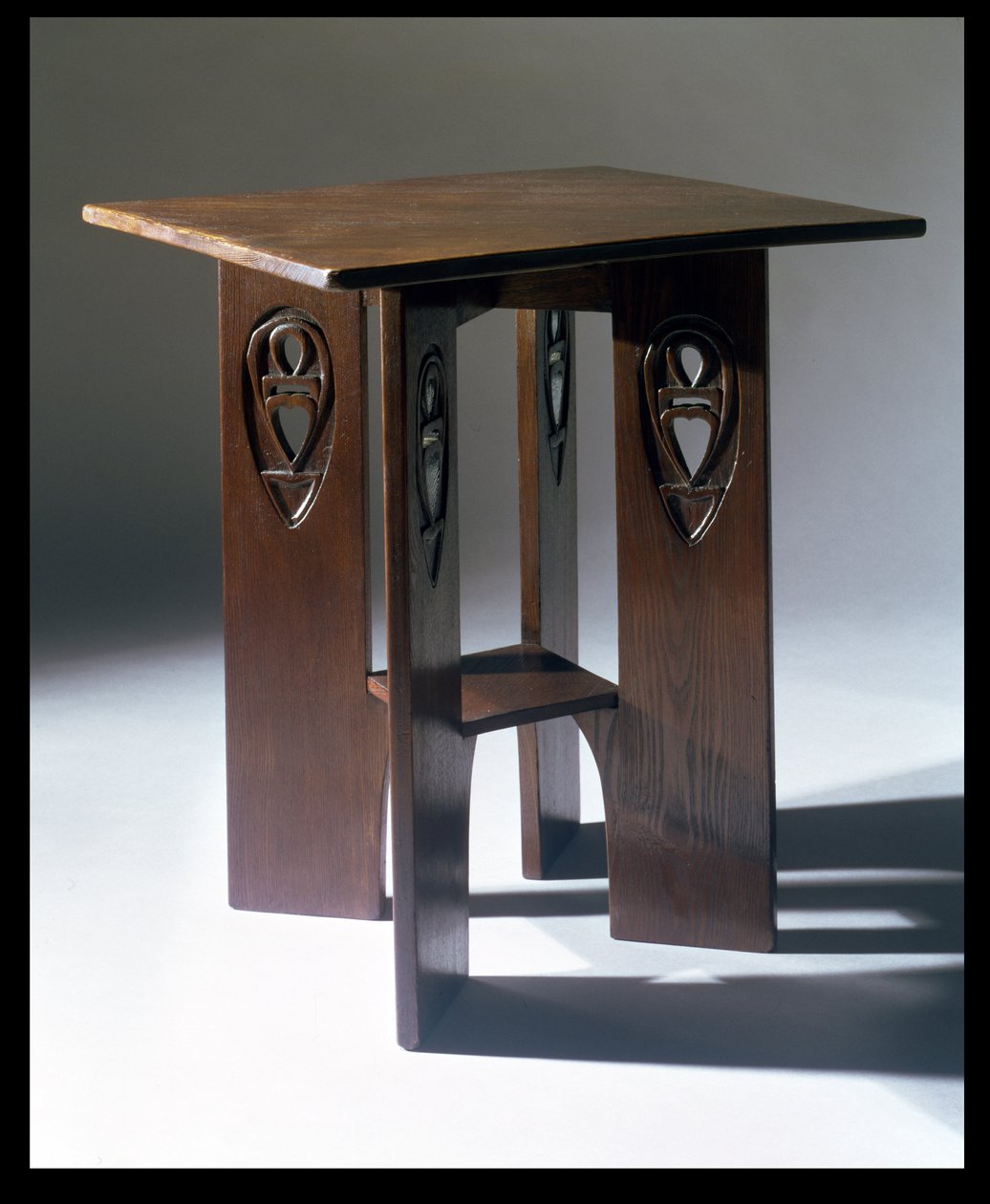 Bord designet for biljardrommet i Miss Cranstons Argyle Tearooms, Glasgow, 1897 (eik) av Charles Rennie Mackintosh