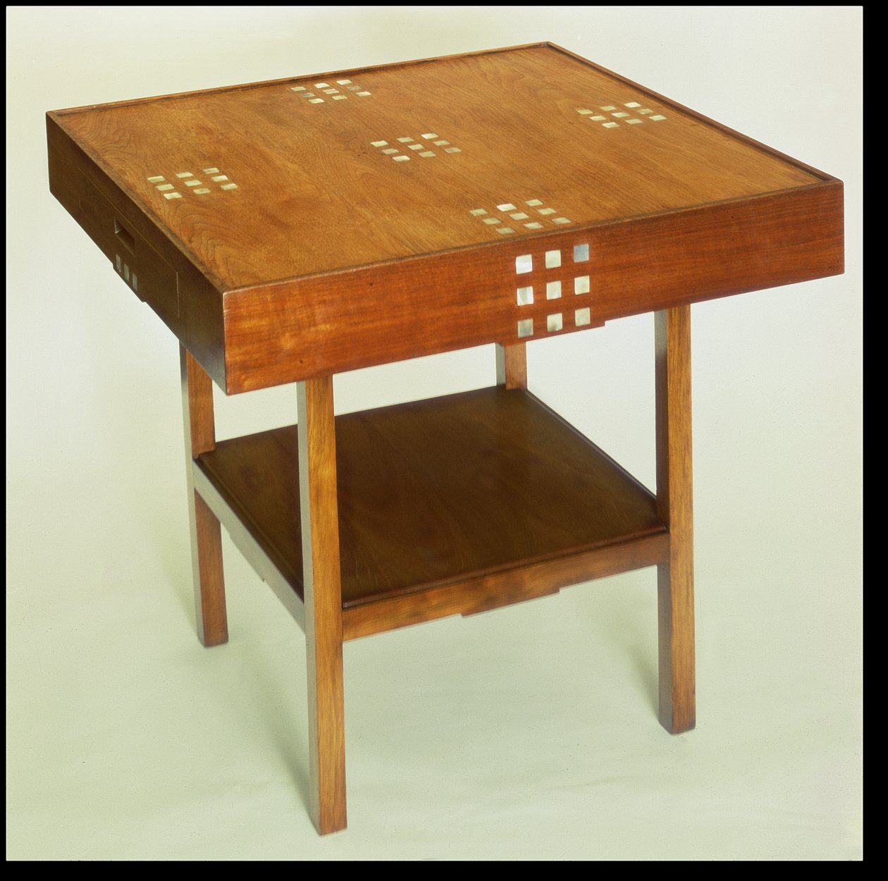 Bord med perlemorinnlegg, 1918 (beiset mahognitre med perlemorinnlegg) av Charles Rennie Mackintosh