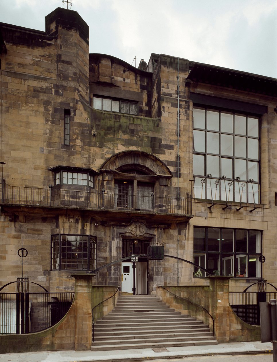 Utsikt over School of Fine Arts designet av arkitekten Charles Rennie Mackintosh (1868-1928) av Charles Rennie Mackintosh